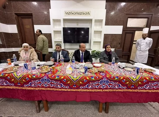 عميد طب قصر العيني يجدد تقليد الإفطار السنوي ويجمع أبناءه من الأطباء المقيمين في أجواء أسرية