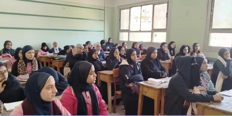 بسبب القصور الإداري.. استبعاد مديرة مدرسة بطوخ وإحالة معلمين للتحقيق في القليوبية