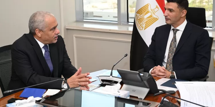 وزير الصناعة يبحث مع «مجموعة العربي» توسعات استثمارية بـ480 مليون دولار بمدينة قويسنا