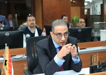 من داخل مركز السيطرة.. محافظ الجيزة يرصد 4 حالات بناء مخالف بأبو النمرس