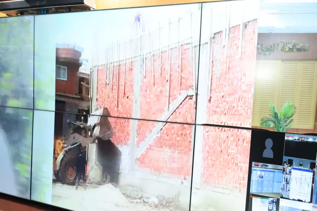 من داخل مركز السيطرة.. محافظ الجيزة يرصد 4 حالات بناء مخالف بأبو النمرس 3 - جريدة الجمهورية WhatsApp Image 2026 03 04 at 4.18.33 PM 1 - جريدة الجمهورية