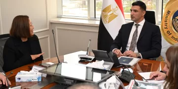 وزير الصناعة يبحث مع «جنرال موتورز» خطط التوسع وتعميق التصنيع المحلي لزيادة التنافسية
