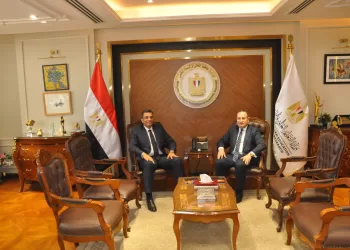 قنصوة ومحافظ البحر الأحمر يناقشان تنظيم قوافل طبية وتطوير المنشآت الجامعية بالغردقة