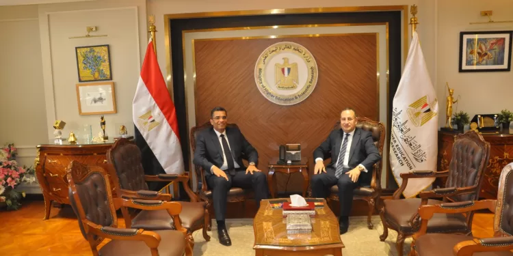 قنصوة ومحافظ البحر الأحمر يناقشان تنظيم قوافل طبية وتطوير المنشآت الجامعية بالغردقة