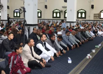 محافظ السويس يؤدي صلاة الجمعة بمسجد «المصطفى» بمدينة الملك عبدالله بحي عتاقة