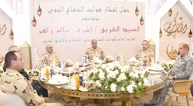 الفريق أشرف سالم زاهر يلتقى مقاتلى قوات الدفاع الجوى ويشاركهم تناول وجبة الإفطار 1 - جريدة الجمهورية تزامنًا مع الإحتفال بيوم الشهيد والمحارب القديم فتح المتاحف العسكرية للجمهور بالمجان