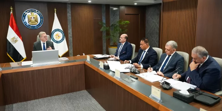 «إيثيدكو» تنافس الأسواق العالمية.. وزير البترول: إنتاج فائق الجودة من «البولي إيثيلين»