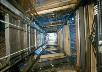 ودعت الحياة لتحمي طفليها.. مأساة سقوط مصعد من الطابق الثامن