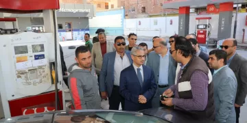 محافظ بني سويف يتفقد المواقف ومحطات الوقود لمتابعة الالتزام بالتعريفة الجديدة