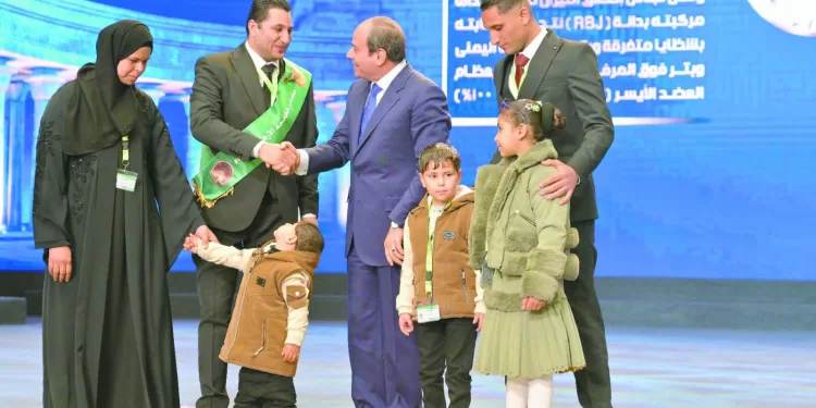 الرئيس السيسى يكرم عددًا من أسر الشهداء ومصابى العمليات الحربية 1 - جريدة الجمهورية رمضان بلا إسراف.. كيف؟