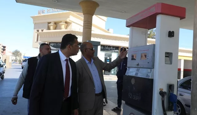 محافظ البحر الأحمر يقود جولة ميدانية لتفقد محطات الوقود بالغردقة