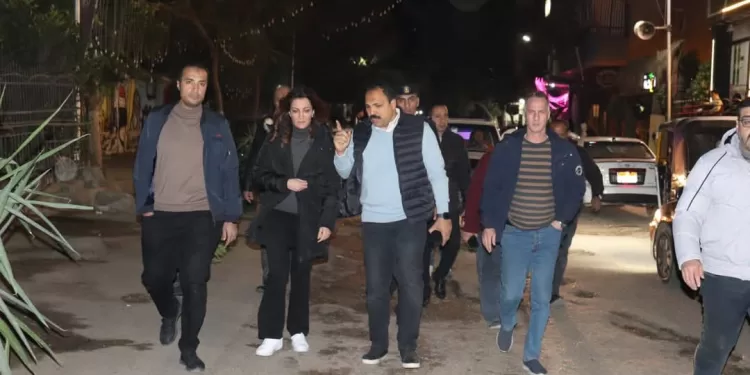 نائب محافظ الجيزة تجري جولة تفقدية ليلية بحي بولاق الدكرور لمتابعة منظومة النظافة والإشغالات