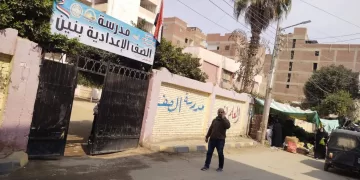 توسعة محيط المدارس بالصف وإخلاء البوابات من الباعة الجائلين