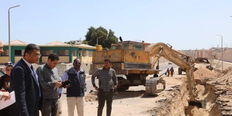 متابعة ميدانية لمحافظ البحر الأحمر لأعمال إحلال وتجديد خط مياه “رافع 59”