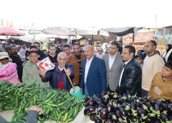 محافظ السويس يجري جولة مفاجئة بالأسواق ومخازن الأنابيب ويشدد على ضبط الأسعار