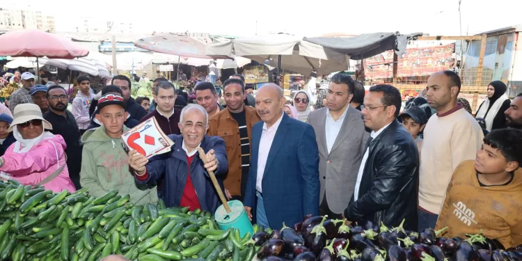 محافظ السويس يجري جولة مفاجئة بالأسواق ومخازن الأنابيب ويشدد على ضبط الأسعار