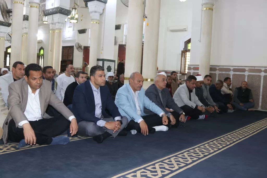 محافظ السويس يتبادل التهاني مع المواطنين بمسجد الغريب في الجمعة الأخيرة من رمضان 4 - جريدة الجمهورية WhatsApp Image 2026 03 13 at 4.13.58 PM 1 - جريدة الجمهورية