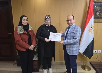 وكيل صحة الدقهلية يُشيد بتميز بنك دم ميت غمر ويكرم مديرته