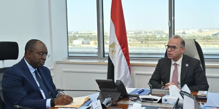 وزير الاستثمار يستعرض محاور تطوير البيئة الاستثمارية في اجتماع موسع مع مؤسسة التمويل الدولية