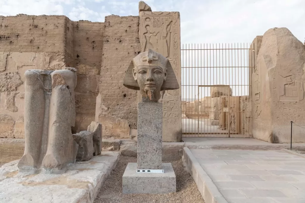 الانتهاء من ترميم رأس تمثال الملك «رمسيس الثاني» بمعبده في أبيدوس 3 - جريدة الجمهورية WhatsApp Image 2026 03 18 at 3.35.36 PM 2 - جريدة الجمهورية