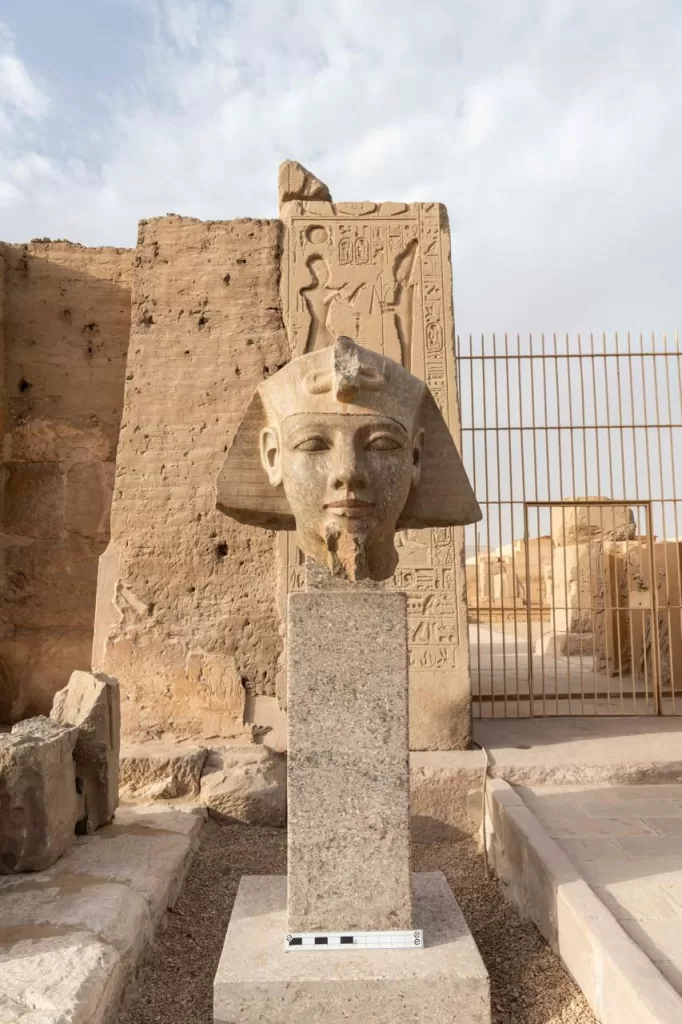 الانتهاء من ترميم رأس تمثال الملك «رمسيس الثاني» بمعبده في أبيدوس 2 - جريدة الجمهورية WhatsApp Image 2026 03 18 at 3.35.36 PM - جريدة الجمهورية