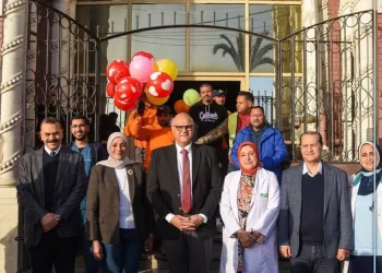 محافظ الإسكندرية يدخل البهجة على قلوب أطفال «الأنفوشي» في أول أيام العيد