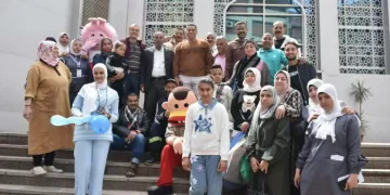 بـ«العيدية والكحك».. مستشفى الحسين الجامعي يرسم البسمة على وجوه المرضى والأطقم الطبية في العيد