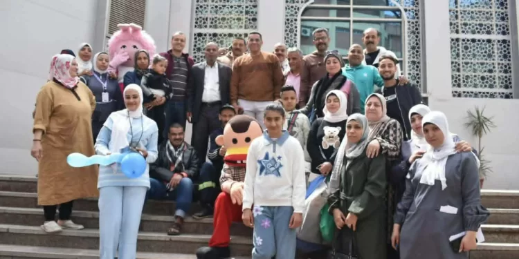 بـ«العيدية والكحك».. مستشفى الحسين الجامعي يرسم البسمة على وجوه المرضى والأطقم الطبية في العيد