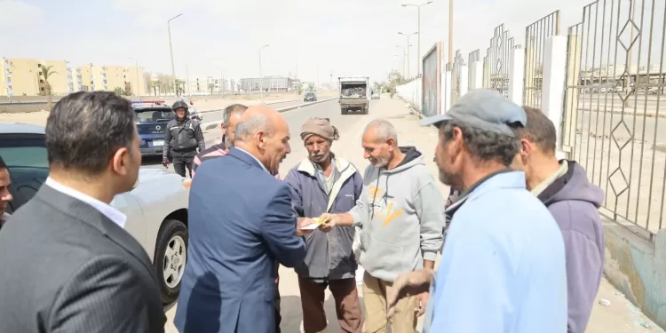 تقديرًا لإخلاصهم خلال عيد الفطر.. محافظ السويس يشكر عمال النظافة في مواقع عملهم