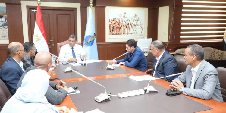 محافظ البحر الأحمر يبحث الآليات النهائية لتشغيل سوق الجملة والمجزر الآلي بالغردقة