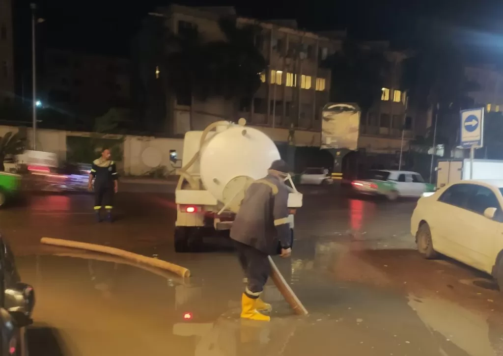 محافظ البحيرة تتابع ميدانيًا جهود رفع مياه الأمطار وتؤكد: «العمل مستمر حتى انتهاء الموجة» 4 - جريدة الجمهورية WhatsApp Image 2026 03 25 at 11.52.58 PM 1 - جريدة الجمهورية