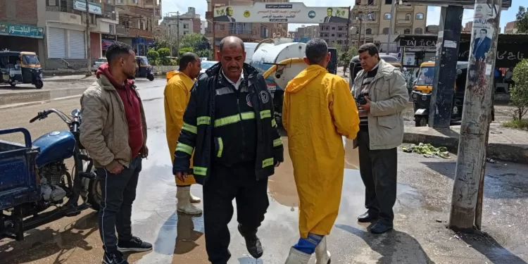 «الباجور» تتصدى للأمطار.. رئيس المدينة يقود عمليات «كسح المياه» وتأمين حركة المواطنين