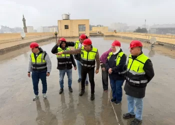 فرق الخدمات بجامعة المنصورة تواجه مياه الأمطار