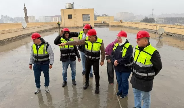 فرق الخدمات بجامعة المنصورة تواجه مياه الأمطار