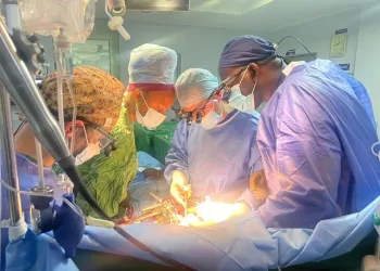 «فريق طبي من جامعة المنصورة يُجري جراحات قلب متقدمة في تنزانيا» 6 - جريدة الجمهورية «فريق طبي من جامعة المنصورة يُجري جراحات قلب متقدمة في تنزانيا»