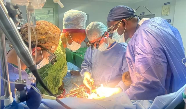 «فريق طبي من جامعة المنصورة يُجري جراحات قلب متقدمة في تنزانيا»