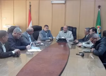 سكرتير عام الفيوم يوجه بحملات مكثفة لمتابعة التزام المحال بالمواعيد