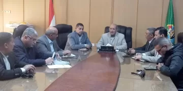 سكرتير عام الفيوم يوجه بحملات مكثفة لمتابعة التزام المحال بالمواعيد