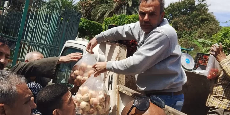 تطبيقًا لتوجيهات رئيس الوزراء.. «نقابة تجميل الجيزة» توفر الخضراوات للعاملين بأسعار الجملة