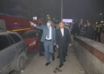 محافظ القاهرة ومدير الأمن يشرفان على إخماد حريق «مصنع الزيتون».. وتشكيل لجنة هندسية لمعاينة العقار