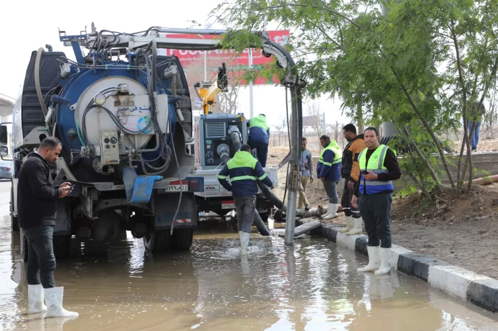 لليوم الثاني.. محافظ القاهرة يتفقد أحياء العاصمة لمتابعة سحب مياه الأمطار 2 - جريدة الجمهورية اااااا - جريدة الجمهورية