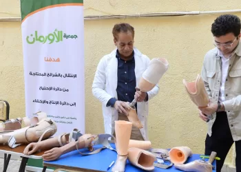 تسليم 58 جهازاً تعويضياً وسماعة طبية لذوي الهمم بمحافظات الجمهورية