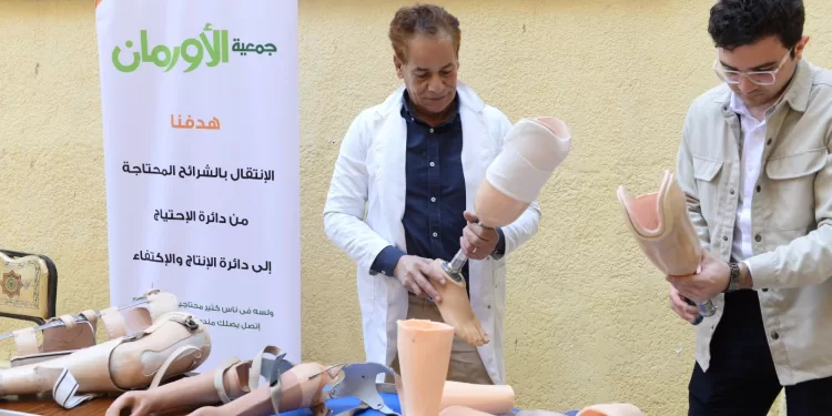 تسليم 58 جهازاً تعويضياً وسماعة طبية لذوي الهمم بمحافظات الجمهورية