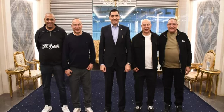 وزير الشباب والرياضة يلتقي الجهاز الفني للمنتخب الوطني باستاد القاهرة