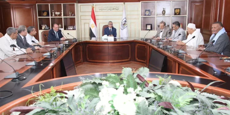 محافظ بني سويف يلتقي مزارعي القمح لبحث احتياجات القطاع الزراعي