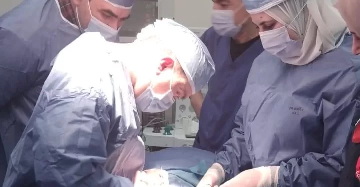 إنجاز طبي غير مسبوق بمستشفى شربين المركزي.. نجاح أول جراحة مخ وأعصاب لرضيعة عمرها 4 أيام