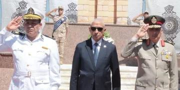 محافظ شمال سيناء يضع إكليل الزهور على قبر الجندي المجهول بالعريش