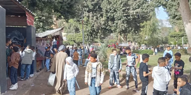 إقبال كثيف على كورنيش النيل بأسيوط في شم النسيم.. والرنجة والبيض يتصدران المشهد