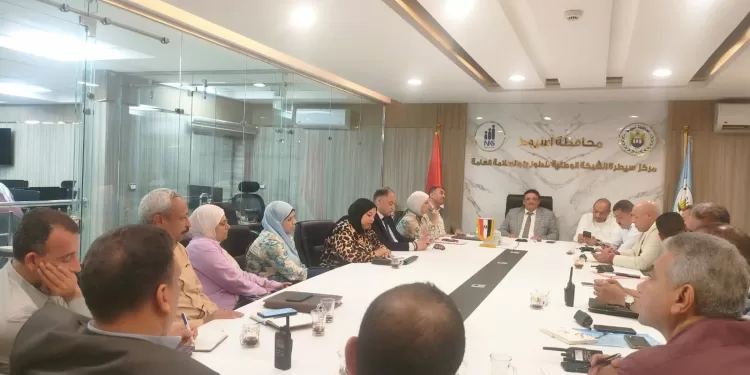 السكرتير العام بأسيوط يشارك في اجتماع متابعة مبادرة «100 مليون شجرة» بالتنمية المحلية