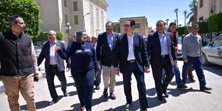 رئيس جامعة القاهرة في جولة مفاجئة داخل الحرم الجامعي لمتابعة ترشيد استهلاك الطاقة
